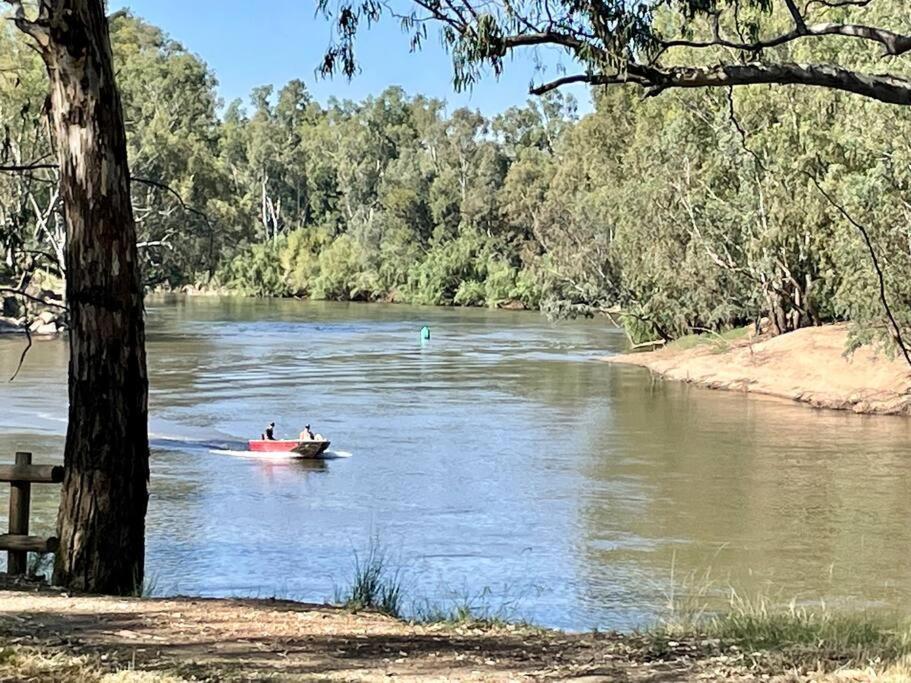 “Riverbank Retreat” Central Unit On The River Wagga Wagga Eksteriør billede